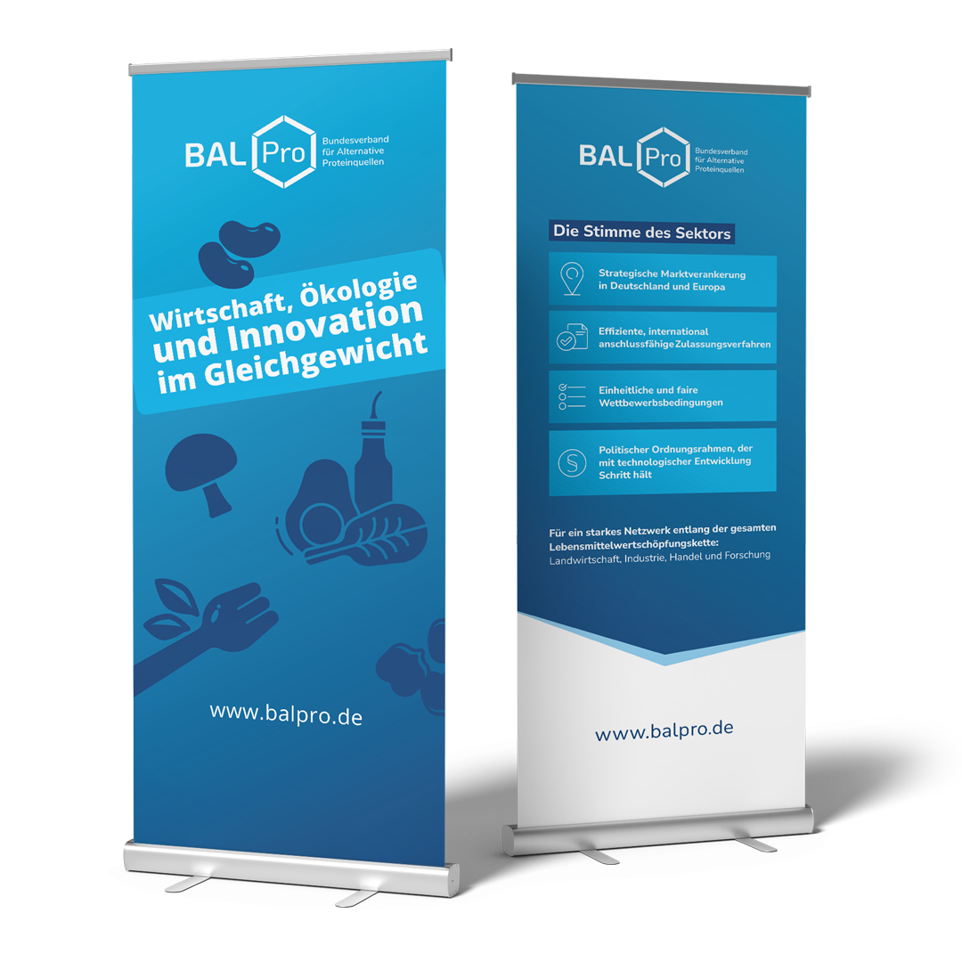 Zwei blaue Roll-up-Banner des Bundesverbands für Alternative Proteinquellen (BALPro) mit dem Slogan Wirtschaft, Ökologie und Innovation im Gleichgewicht.